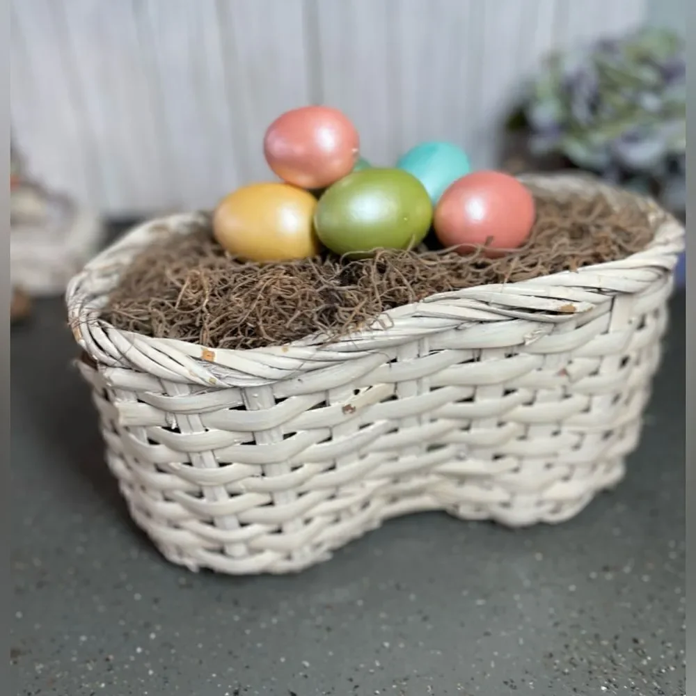12” Basket! White, Infinity Shape No Handle Prefilled with Moss EPC